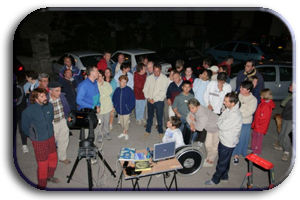 Veillée aux étoiles sur la place de Villar d'Arène, juillet 2004.